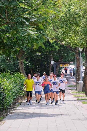 圖像裡可能有1 人、樹、植物、小孩、戶外和大自然