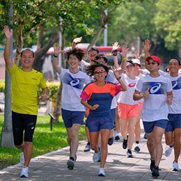圖像裡可能有6 個人、微笑的人、鞋子和戶外