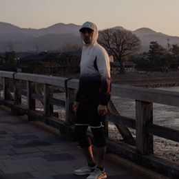 圖像裡可能有1 人、站立、天空、橋樑、戶外、水和大自然